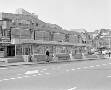 884840 Afbeelding van een grote abri van het G.V.U. op de bushalte aan het Vredenburg te Utrecht, ter hoogte van het ...